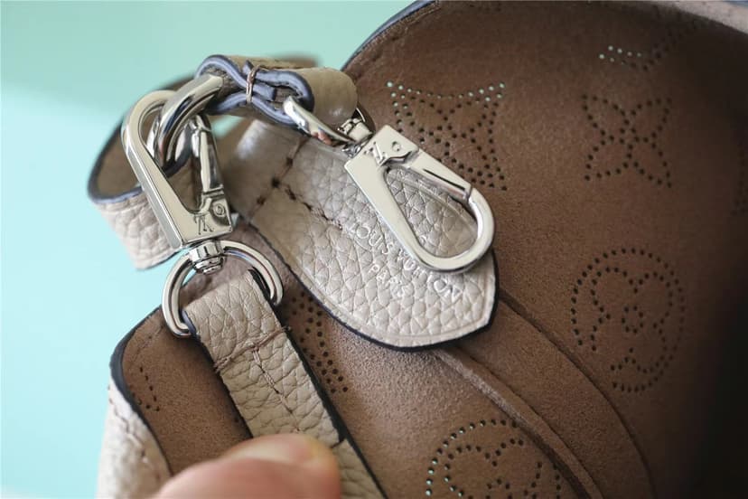 Louis Vuitton Loop Blossom PM Beige For Women‎ 7.9in/20cm M21849