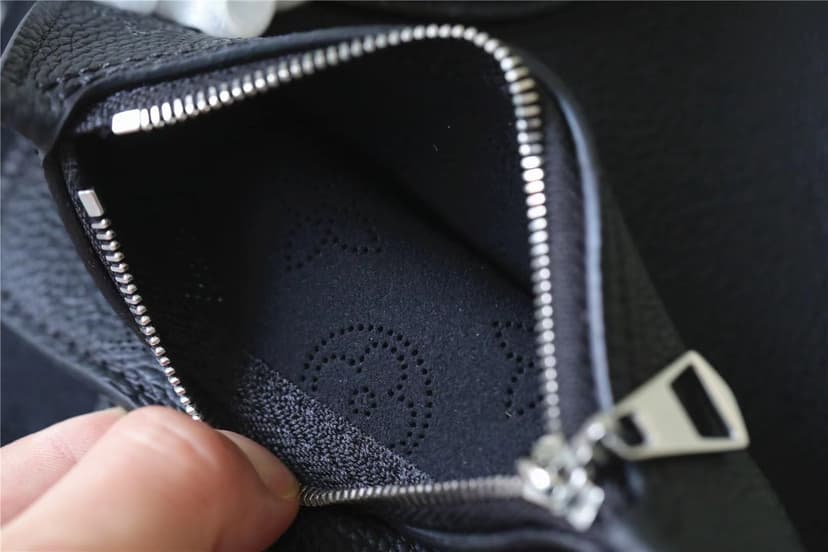 Louis Vuitton Loop Blossom PM Black For Women‎ 7.9in/20cm M21848