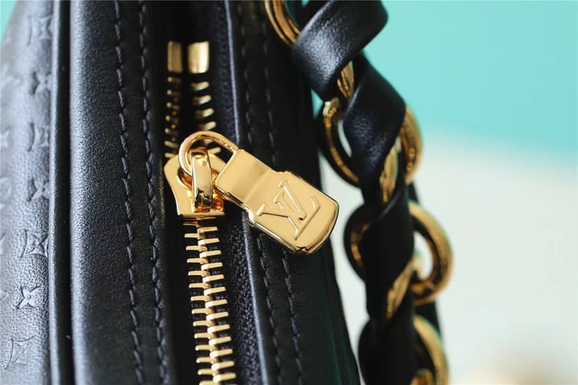 Louis Vuitton Loop Black For Women‎ 9.1in/23.1cm M22591