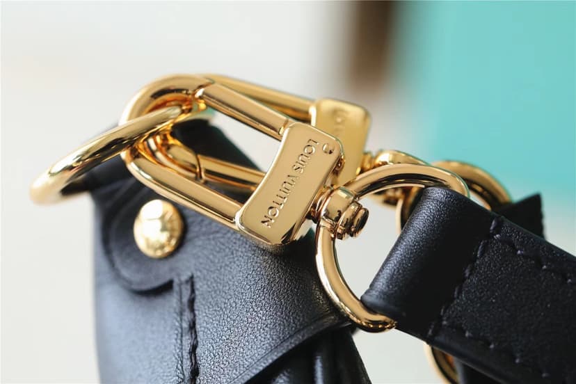 Louis Vuitton Loop Black For Women‎ 9.1in/23.1cm M22591