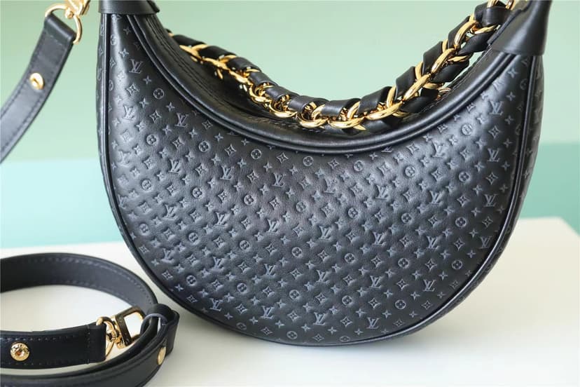 Louis Vuitton Loop Black For Women‎ 9.1in/23.1cm M22591