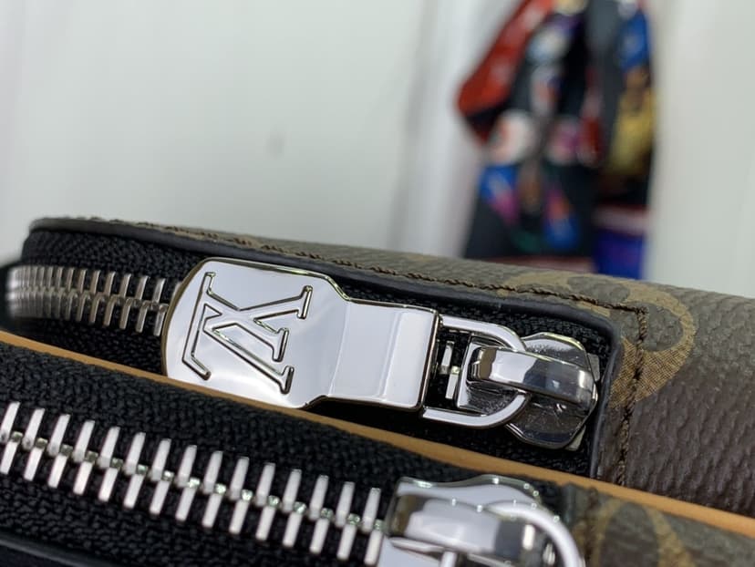 Louis Vuitton Avenue NM Slingbag Brown For Men 31cm/ 12.2 in M46718