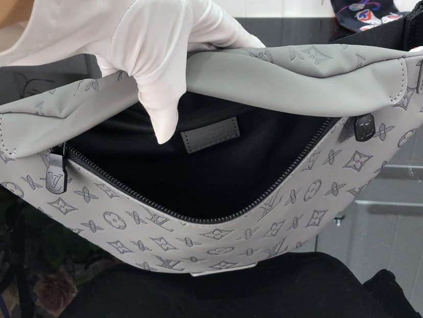 Louis Vuitton Discovery Bumbag Grey For Men 44 cm/ 17.3 in M46108