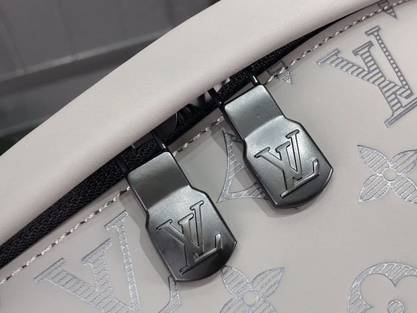 Louis Vuitton Discovery Bumbag Grey For Men 44 cm/ 17.3 in M46108