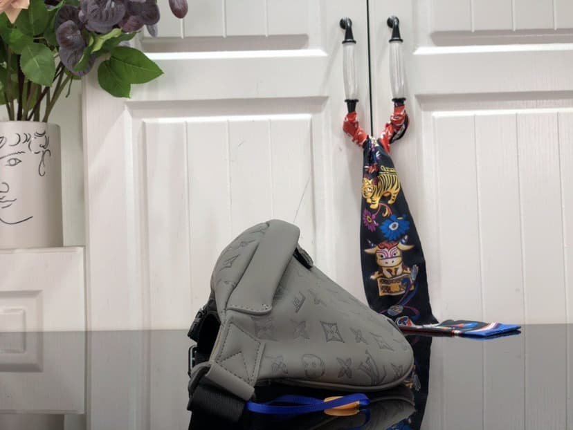 Louis Vuitton Discovery Bumbag Grey For Men 44 cm/ 17.3 in M46108