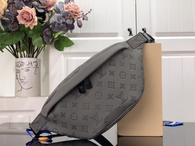 Louis Vuitton Discovery Bumbag Grey For Men 44 cm/ 17.3 in M46108