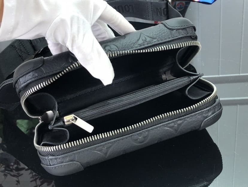 Louis Vuitton Horizon Clutch Black 21cm/ 8.3 in