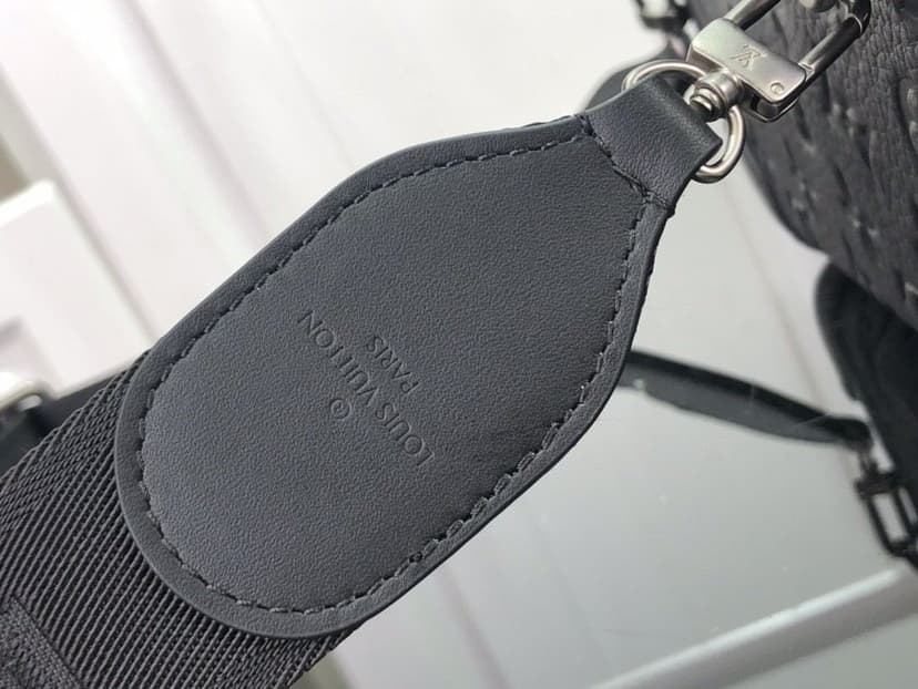 Louis Vuitton Horizon Clutch Black 21cm/ 8.3 in