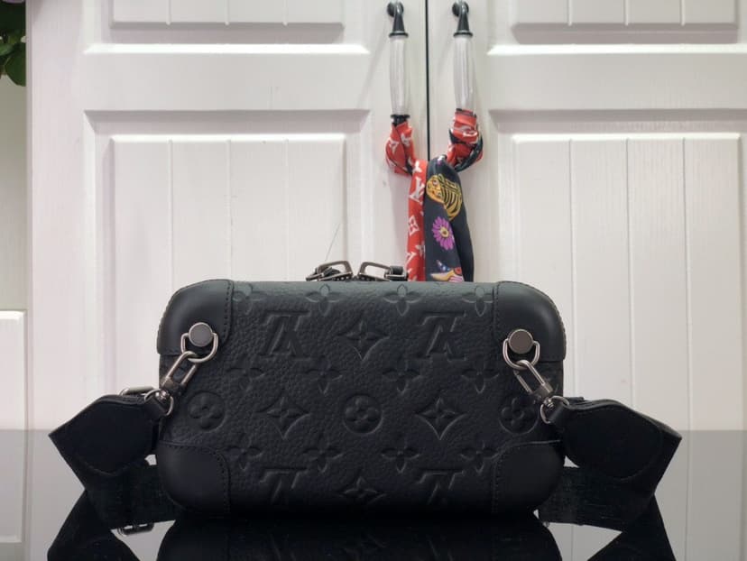 Louis Vuitton Horizon Clutch Black 21cm/ 8.3 in