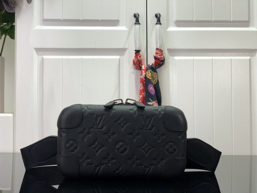 Louis Vuitton Horizon Clutch Black 21cm/ 8.3 in