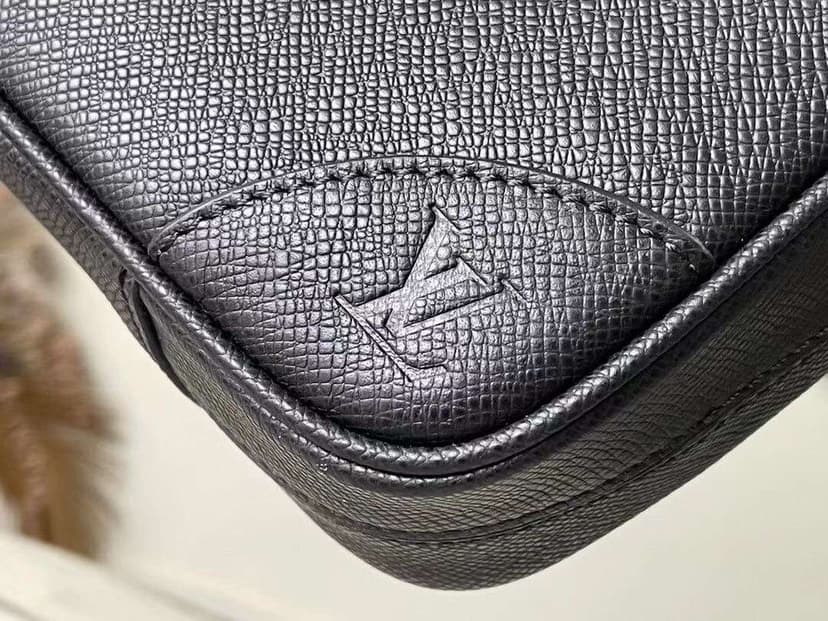 Louis Vuitton Porte-Documents Voyage PM Black For Men 36.5cm / 14.4in M30925