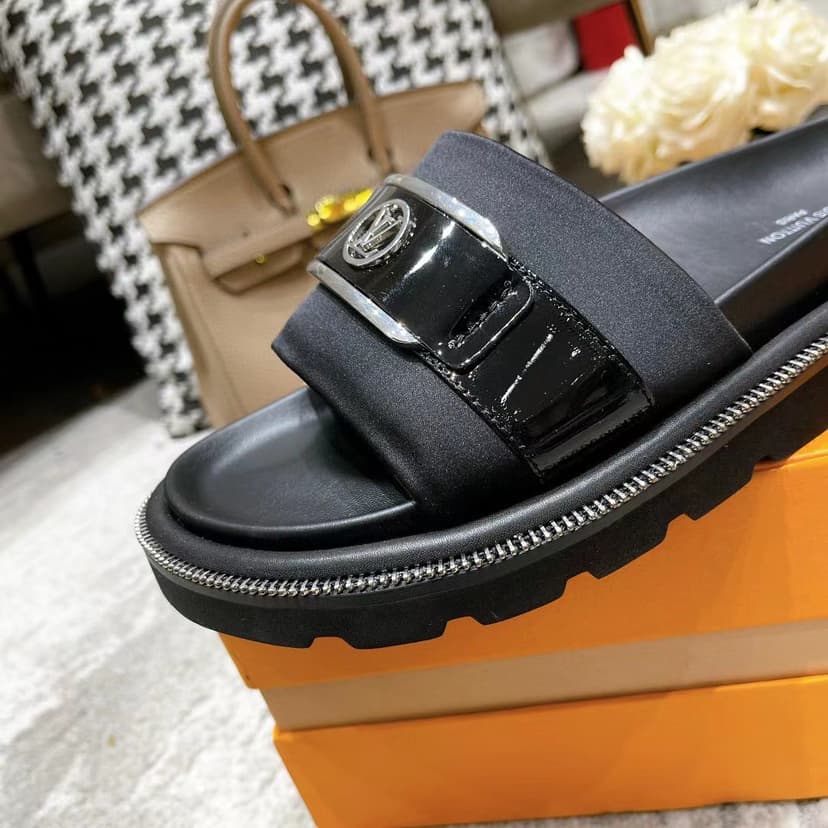 Louis Vuitton Women's Pool Pillow Flat Comfort Mule Black For Women LV