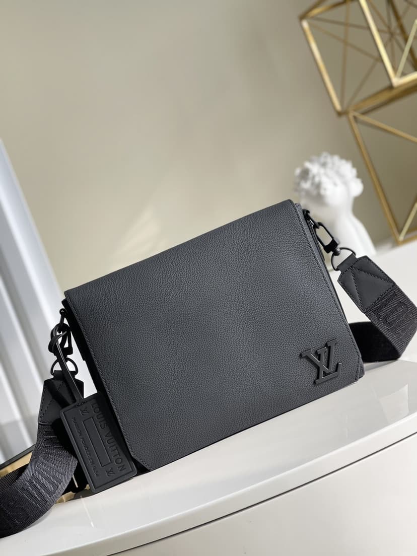 Louis Vuitton Messenger Grain Black M57080