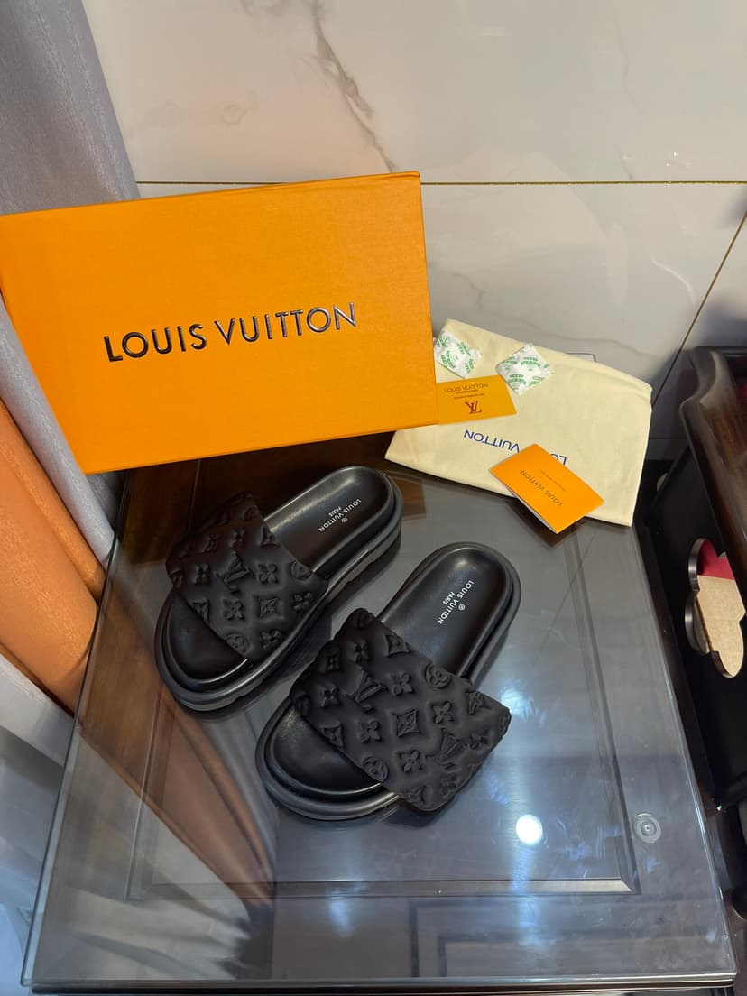 Louis Vuitton Women's Pool Pillow Comfort Flat Mule Black For Women LV 1AA1EF