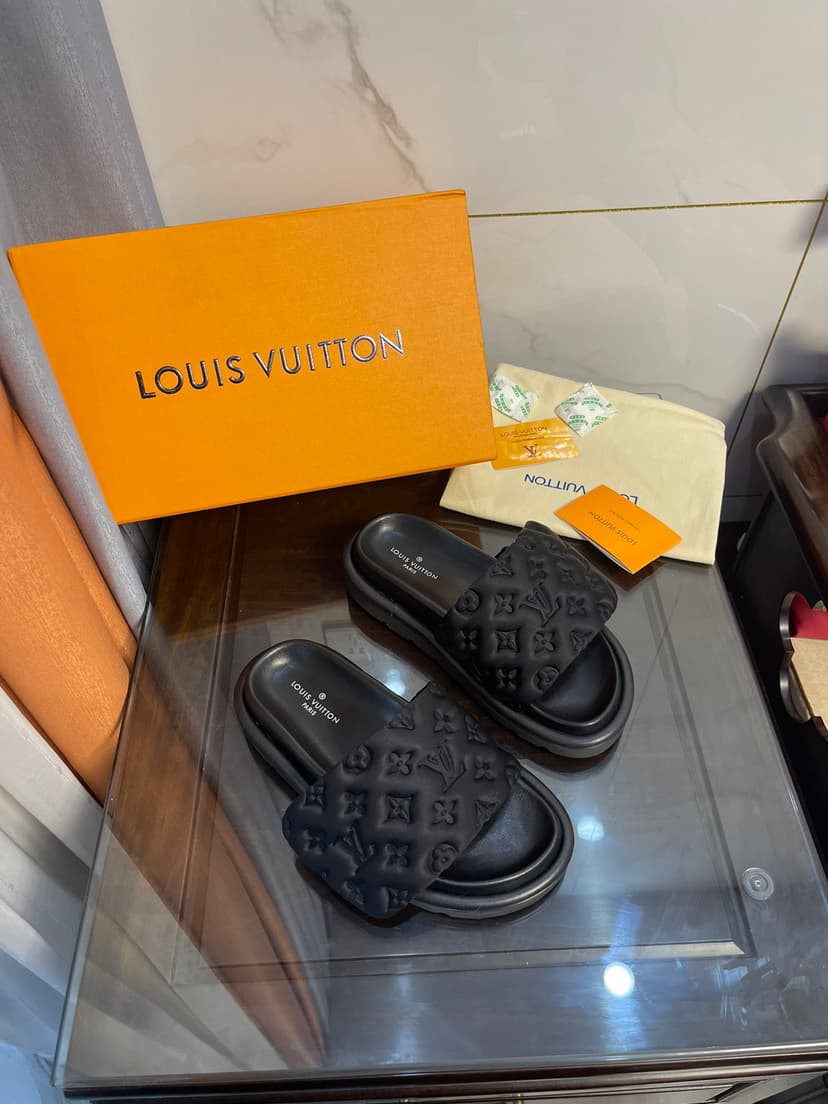 Louis Vuitton Women's Pool Pillow Comfort Flat Mule Black For Women LV 1AA1EF