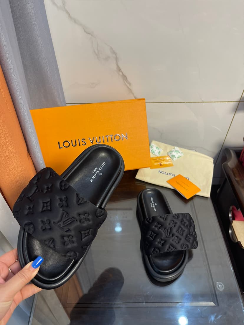 Louis Vuitton Women's Pool Pillow Comfort Flat Mule Black For Women LV 1AA1EF