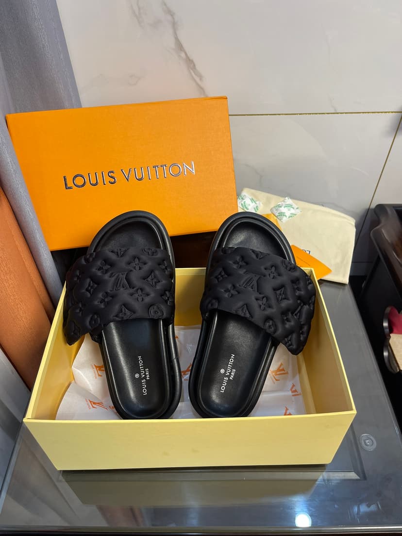 Louis Vuitton Women's Pool Pillow Comfort Flat Mule Black For Women LV 1AA1EF