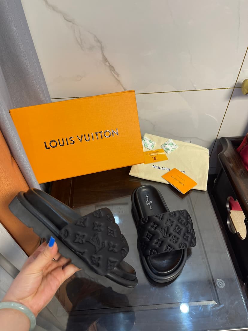 Louis Vuitton Women's Pool Pillow Comfort Flat Mule Black For Women LV 1AA1EF