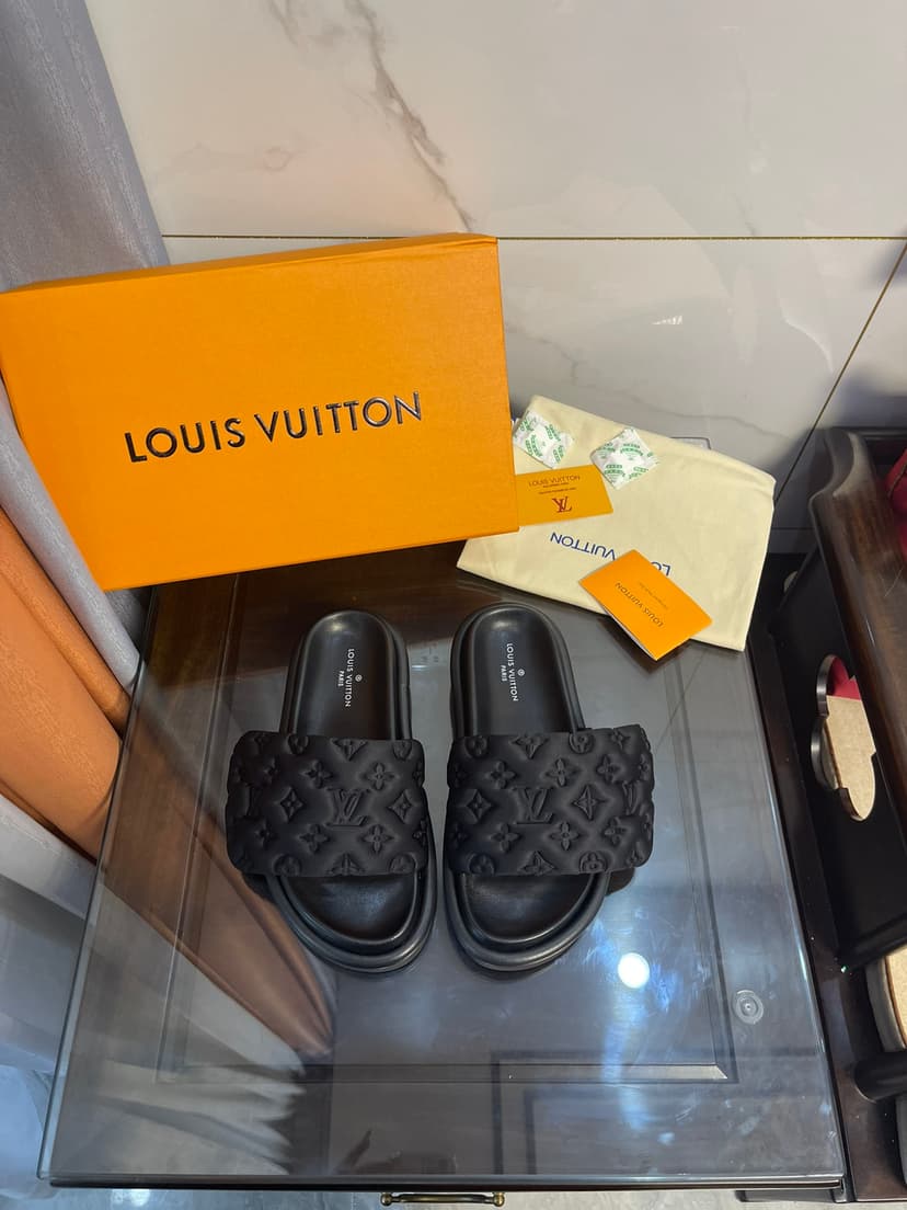 Louis Vuitton Women's Pool Pillow Comfort Flat Mule Black For Women LV 1AA1EF
