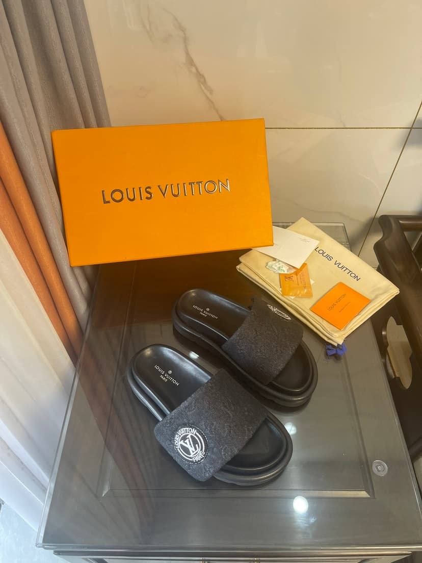 Louis Vuitton Women's Pool Pillow Comfort Flat Mule Black For Women LV