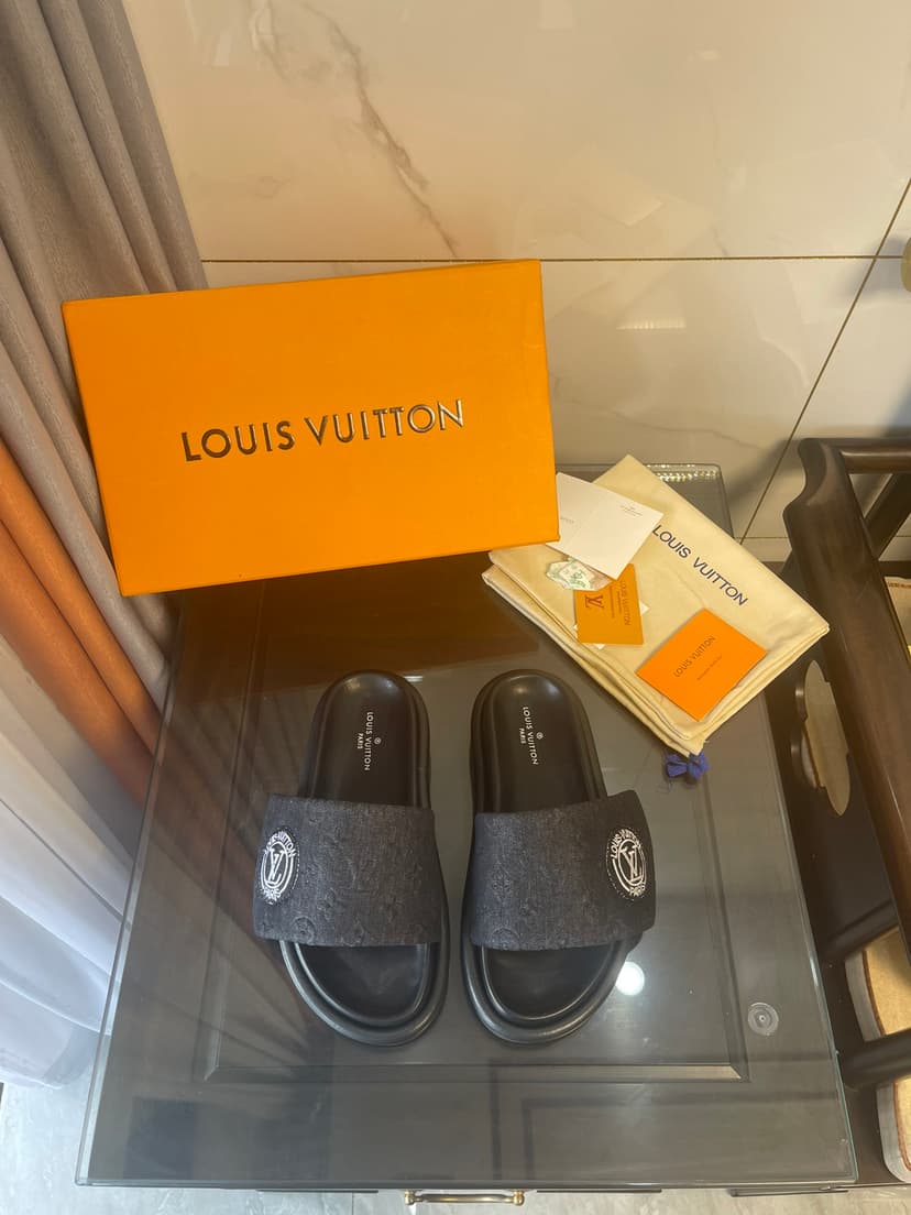 Louis Vuitton Women's Pool Pillow Comfort Flat Mule Black For Women LV