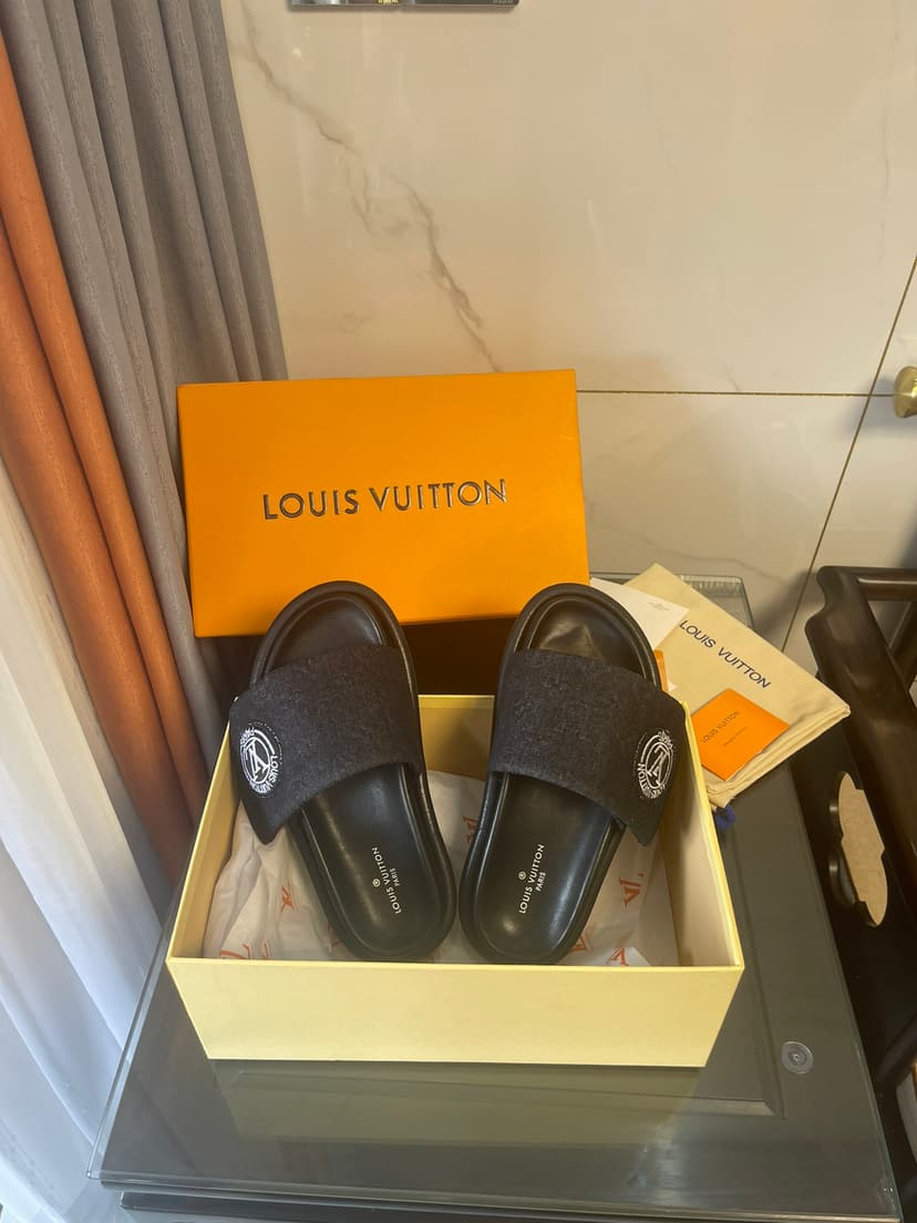 Louis Vuitton Women's Pool Pillow Comfort Flat Mule Black For Women LV
