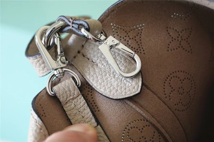 Louis Vuitton Loop Blossom PM Beige For Women‎ 7.9in/20cm M21849