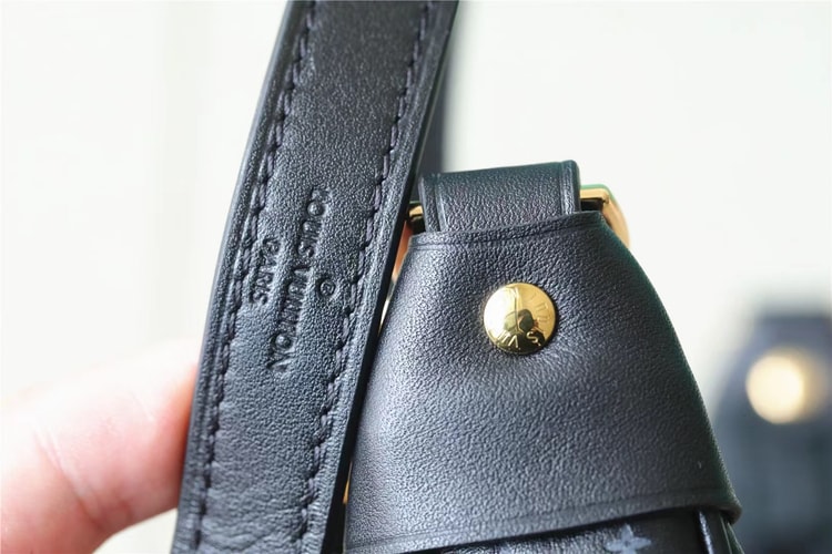 Louis Vuitton Loop Black For Women‎ 9.1in/23.1cm M22591