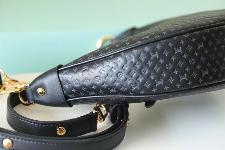 Louis Vuitton Loop Black For Women‎ 9.1in/23.1cm M22591