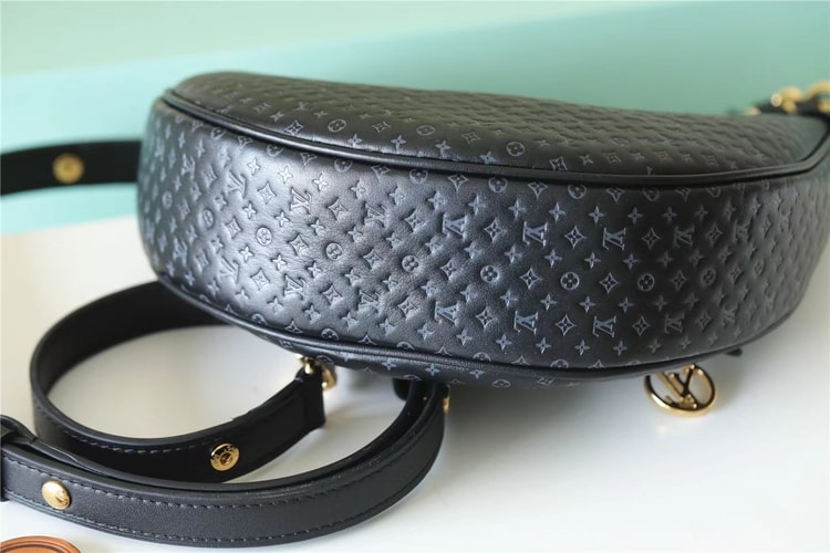 Louis Vuitton Loop Black For Women‎ 9.1in/23.1cm M22591
