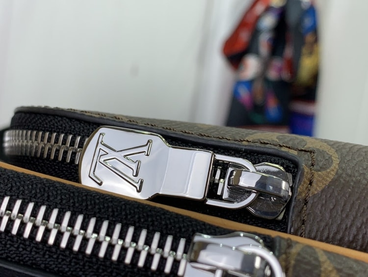 Louis Vuitton Avenue NM Slingbag Brown For Men 31cm/ 12.2 in M46718