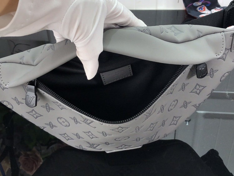 Louis Vuitton Discovery Bumbag Grey For Men 44 cm/ 17.3 in M46108