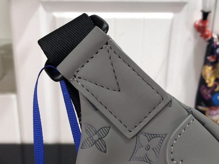 Louis Vuitton Discovery Bumbag Grey For Men 44 cm/ 17.3 in M46108