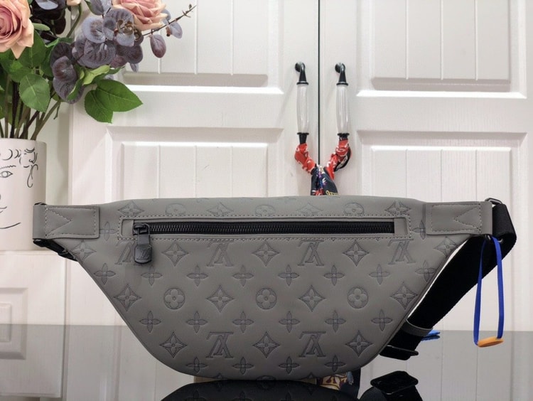 Louis Vuitton Discovery Bumbag Grey For Men 44 cm/ 17.3 in M46108