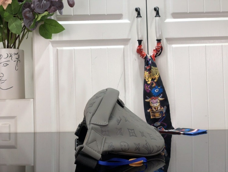 Louis Vuitton Discovery Bumbag Grey For Men 44 cm/ 17.3 in M46108