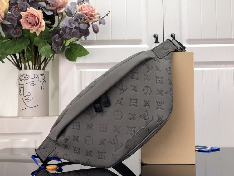 Louis Vuitton Discovery Bumbag Grey For Men 44 cm/ 17.3 in M46108