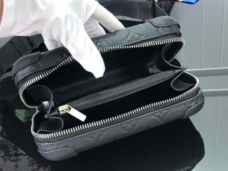 Louis Vuitton Horizon Clutch Black 21cm/ 8.3 in