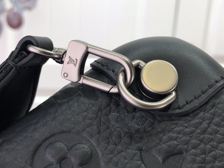 Louis Vuitton Horizon Clutch Black 21cm/ 8.3 in