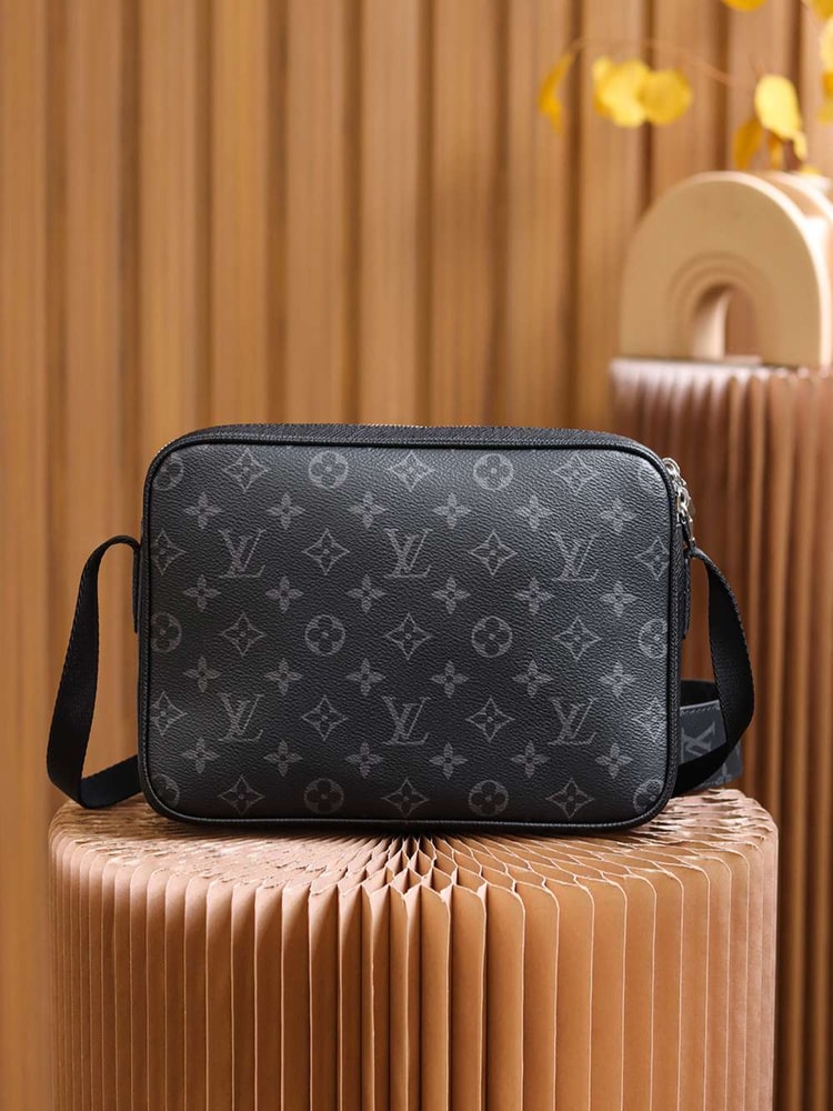 [True-to-ORIGINAL] Louis Vuitton Outdoor Messenger Bag Black For Men 26cm / 10.2in M30233