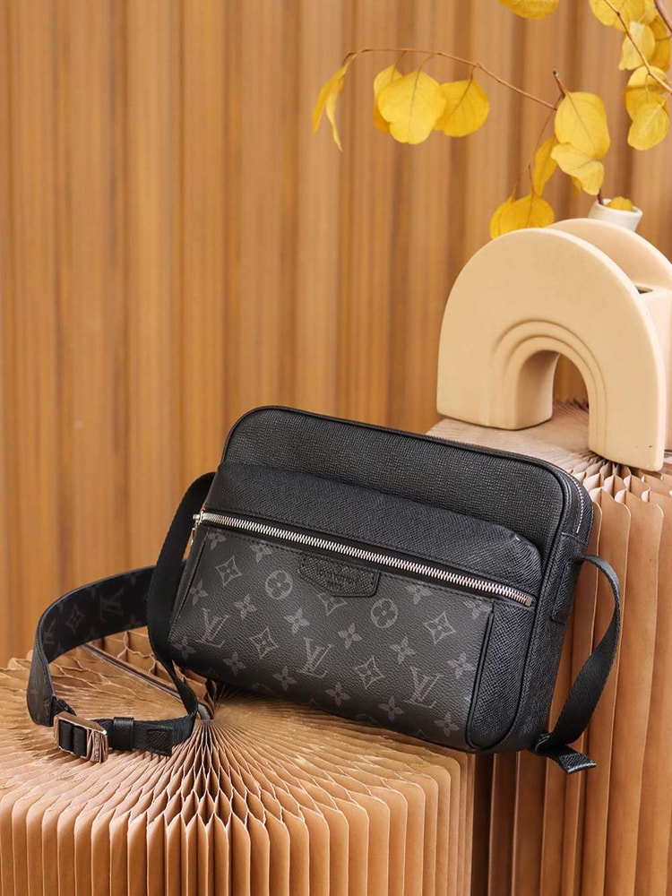 [True-to-ORIGINAL] Louis Vuitton Outdoor Messenger Bag Black For Men 26cm / 10.2in M30233