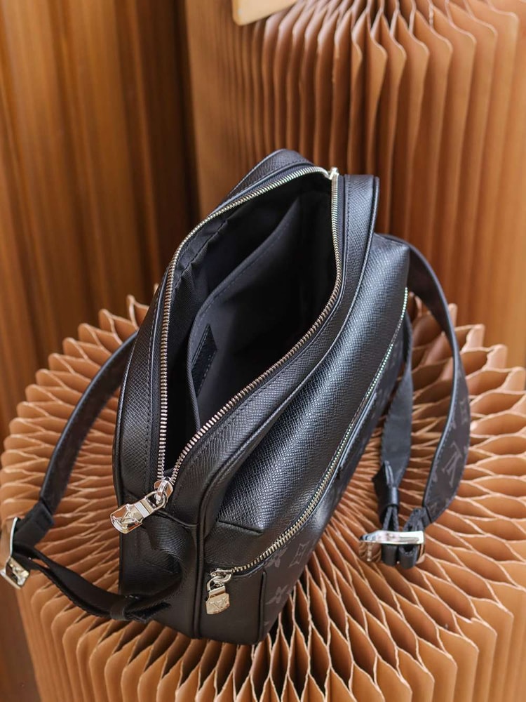 [True-to-ORIGINAL] Louis Vuitton Outdoor Messenger Bag Black For Men 26cm / 10.2in M30233