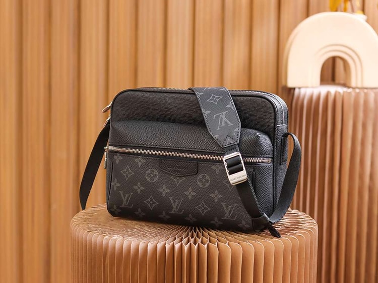 [True-to-ORIGINAL] Louis Vuitton Outdoor Messenger Bag Black For Men 26cm / 10.2in M30233