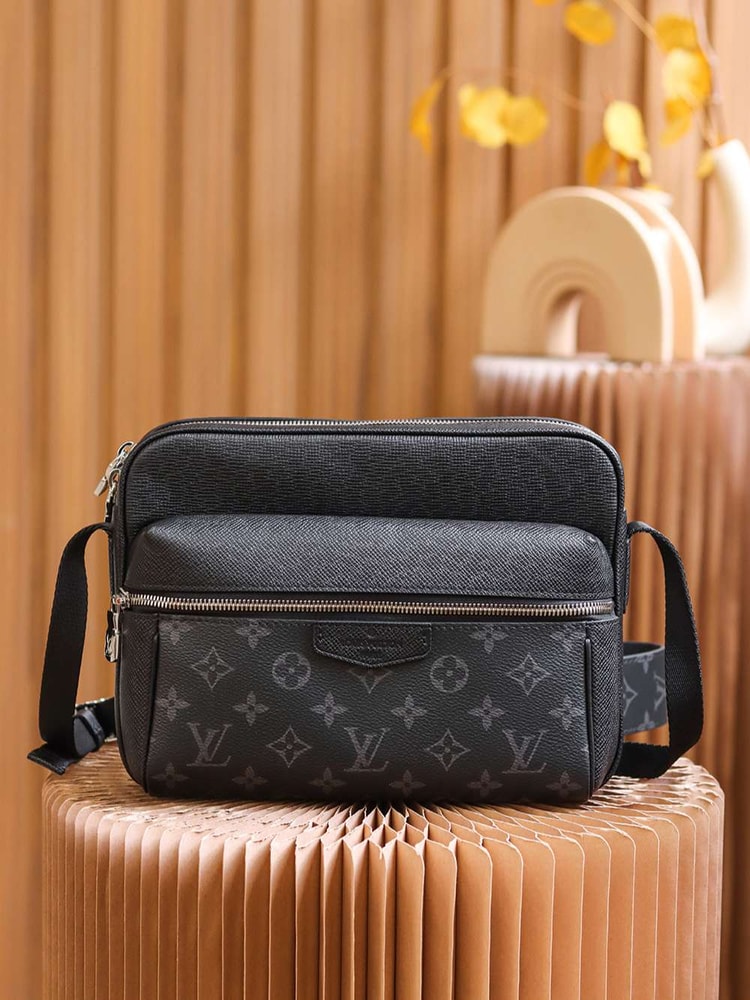 [True-to-ORIGINAL] Louis Vuitton Outdoor Messenger Bag Black For Men 26cm / 10.2in M30233
