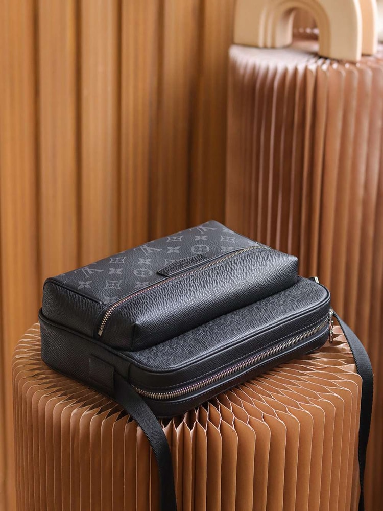 [True-to-ORIGINAL] Louis Vuitton Outdoor Messenger Bag Black For Men 26cm / 10.2in M30233