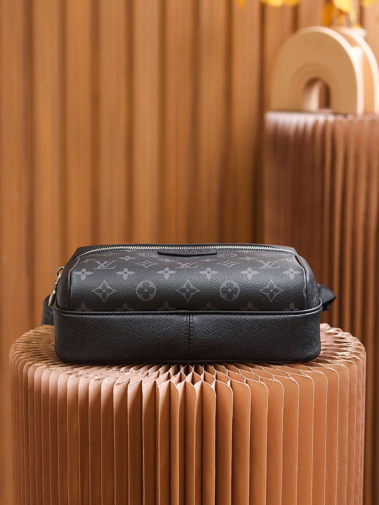 [True-to-ORIGINAL] Louis Vuitton Outdoor Messenger Bag Black For Men 26cm / 10.2in M30233