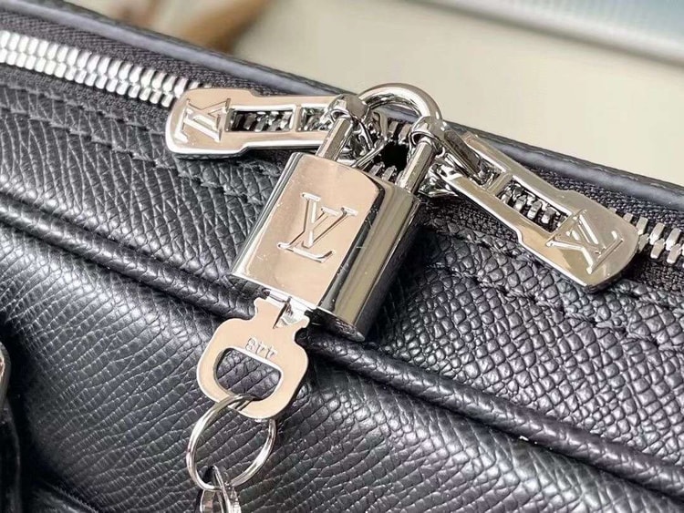 Louis Vuitton Porte-Documents Voyage PM Black For Men 36.5cm / 14.4in M30925