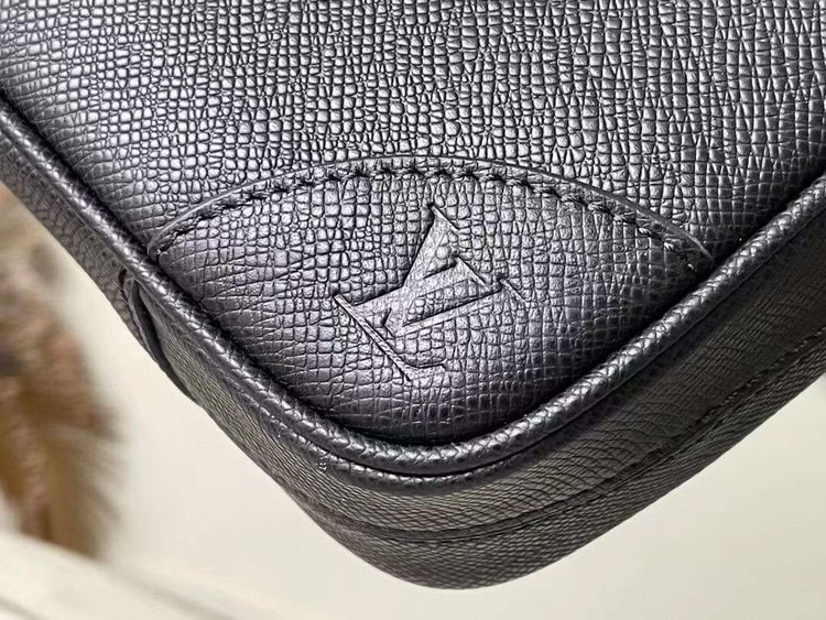 Louis Vuitton Porte-Documents Voyage PM Black For Men 36.5cm / 14.4in M30925