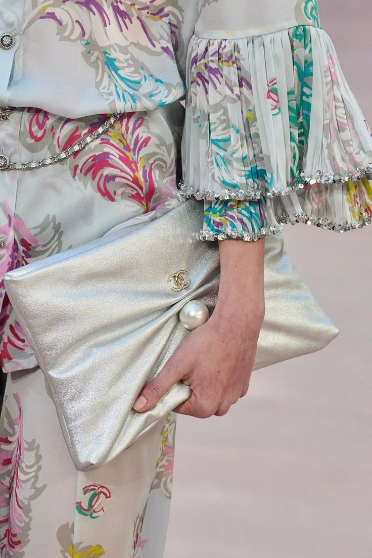 [True-to-ORIGINAL] Chanel Clutch With Chain Metallic Silver For Women 13.4in/34cm AP4614 B20189 NZK51