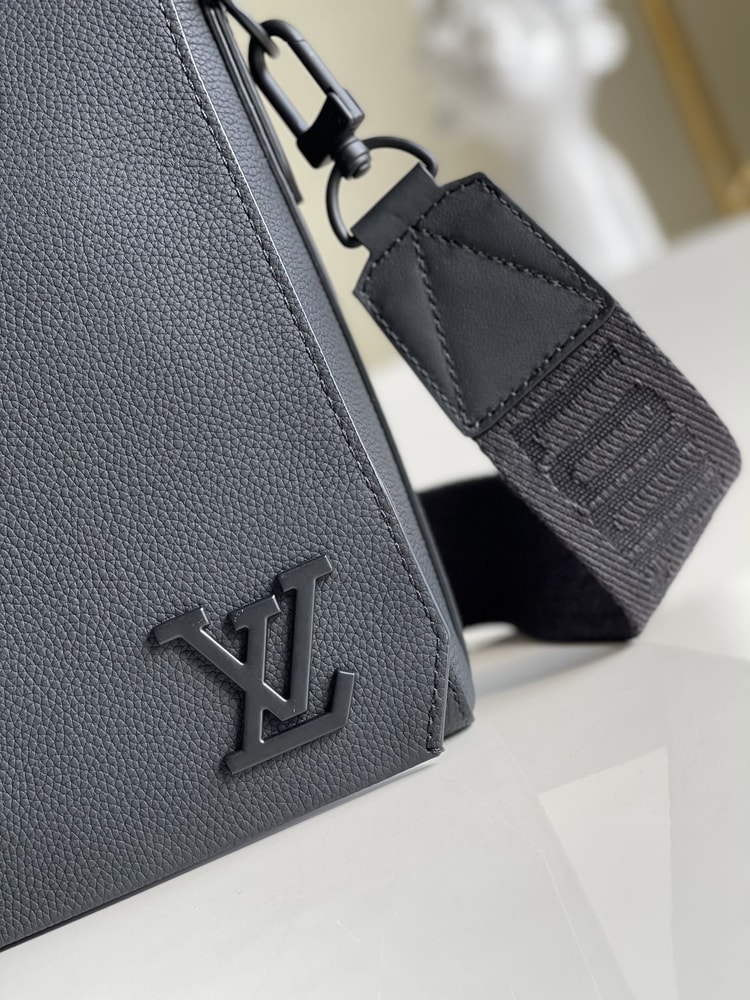 Louis Vuitton Messenger Grain Black M57080