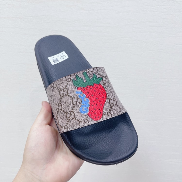 Gucci Men's GG Supreme Slides With Gucci Strawberry Black And Gray For Men 408508 G2200